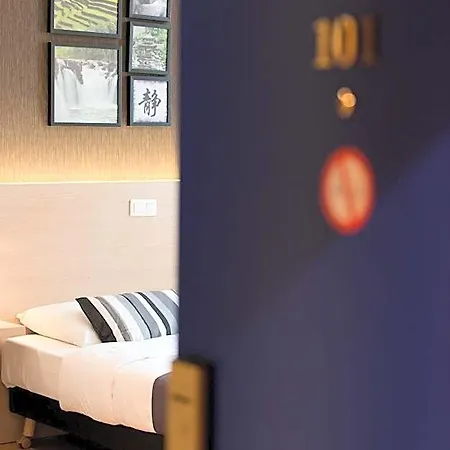 Hotel De L'univers 3*