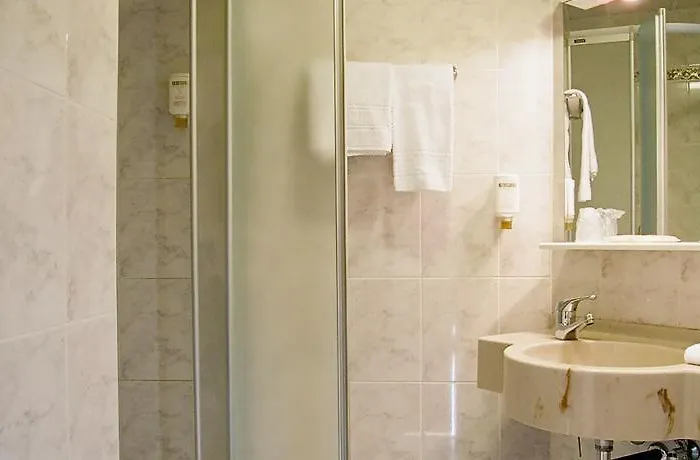 De L'univers Szálloda 3*